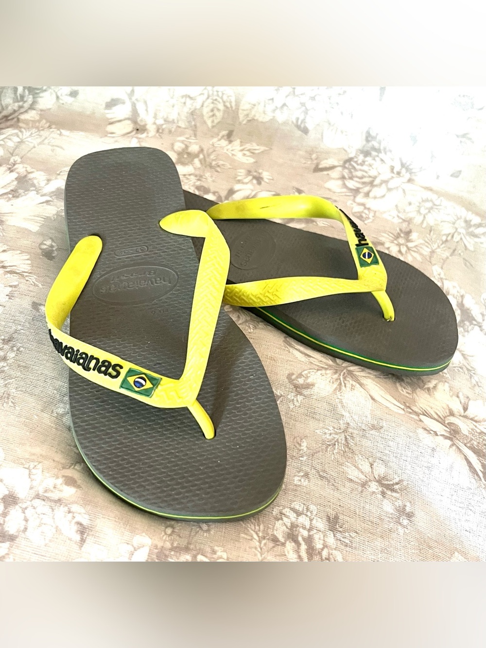 Havaianas Brasil Logo Flip Flops (Grey/Neon Yellow)